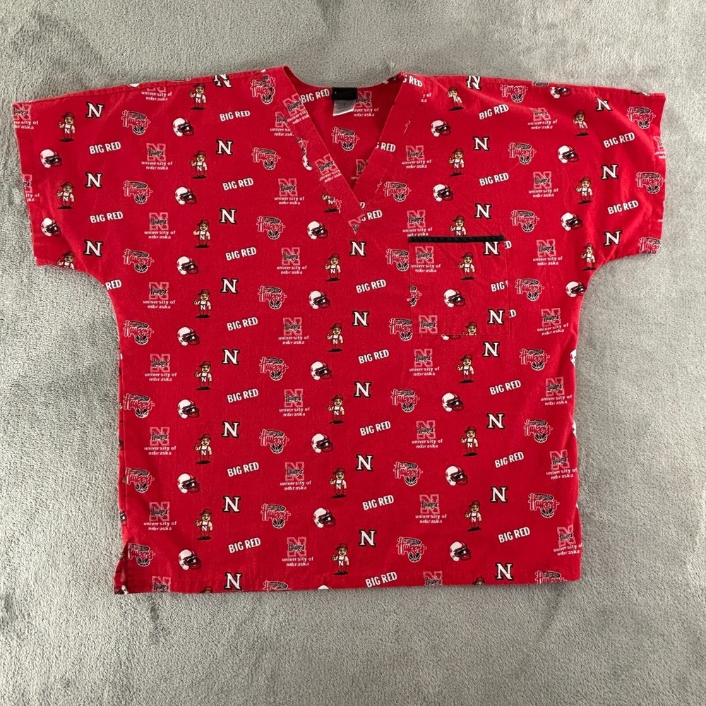 Scrub Dudz University‎ of Nebraska Huskers Scrub Top L Unisex Lil' Red Pocket